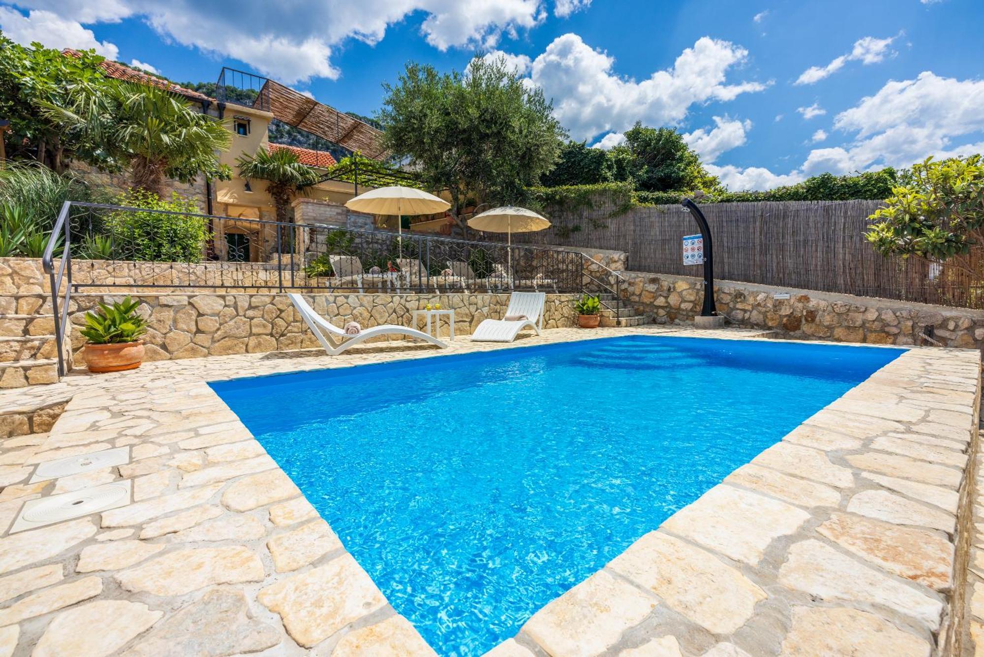 Vila Cocoon - Vacation With Heated Pool & Garden *
