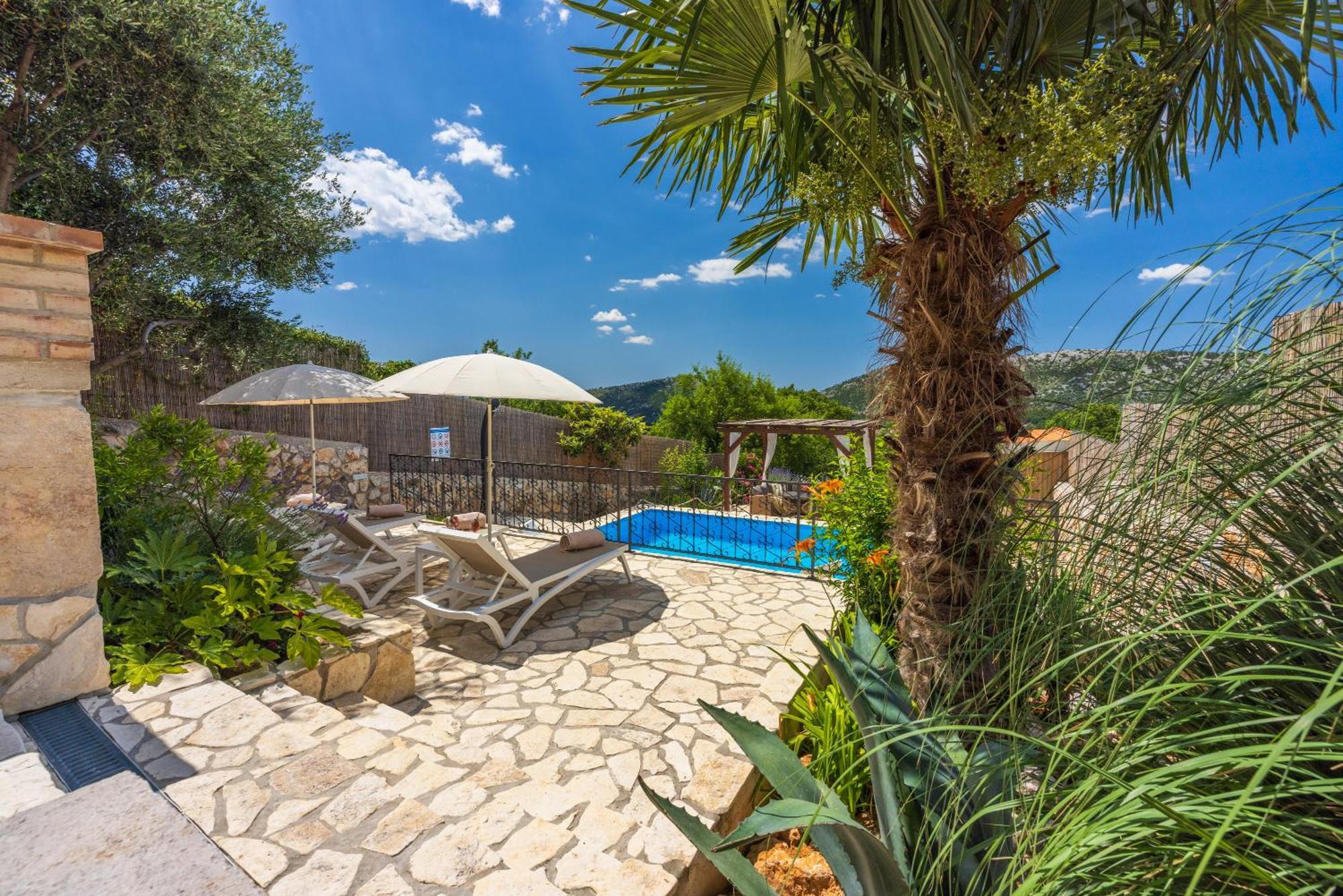 Cocoon - Vacation With Heated Pool & Garden *