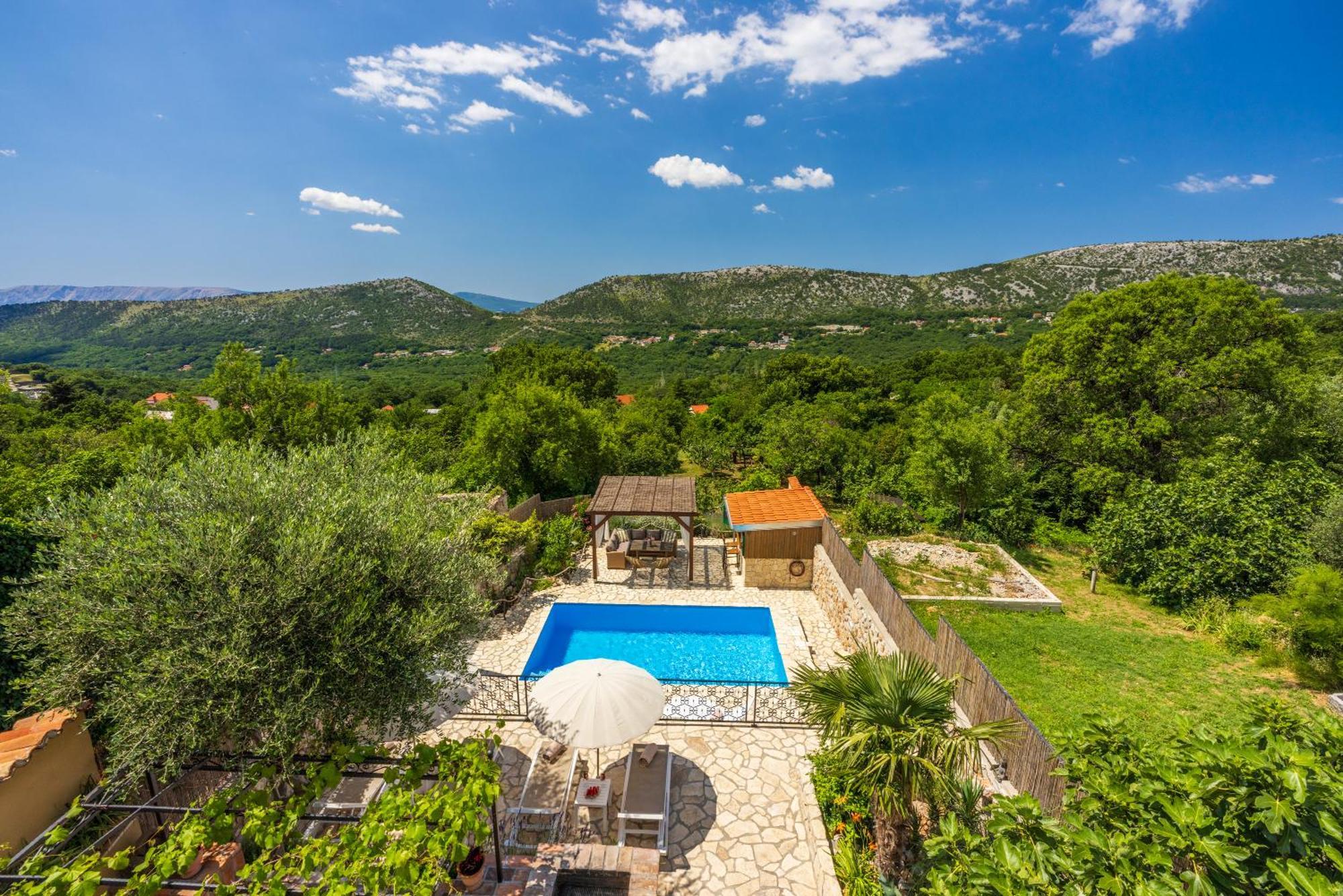 Cocoon - Vacation With Heated Pool & Garden